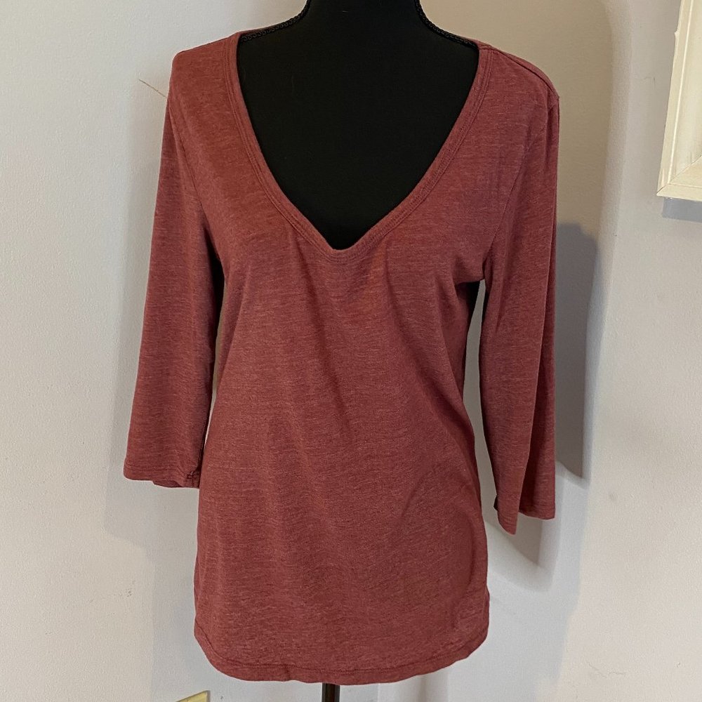 Old Navy women's 3/4 length sleeve v-neck shirt